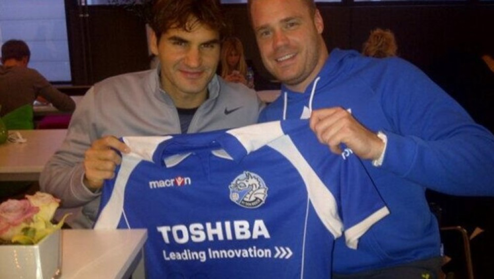 Maikel Scheffers en Roger Federer met FC Den Bosch shirt