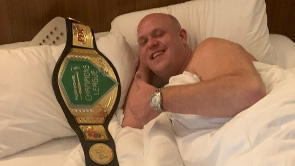 Michael van Gerwen in bed met Champions League titel