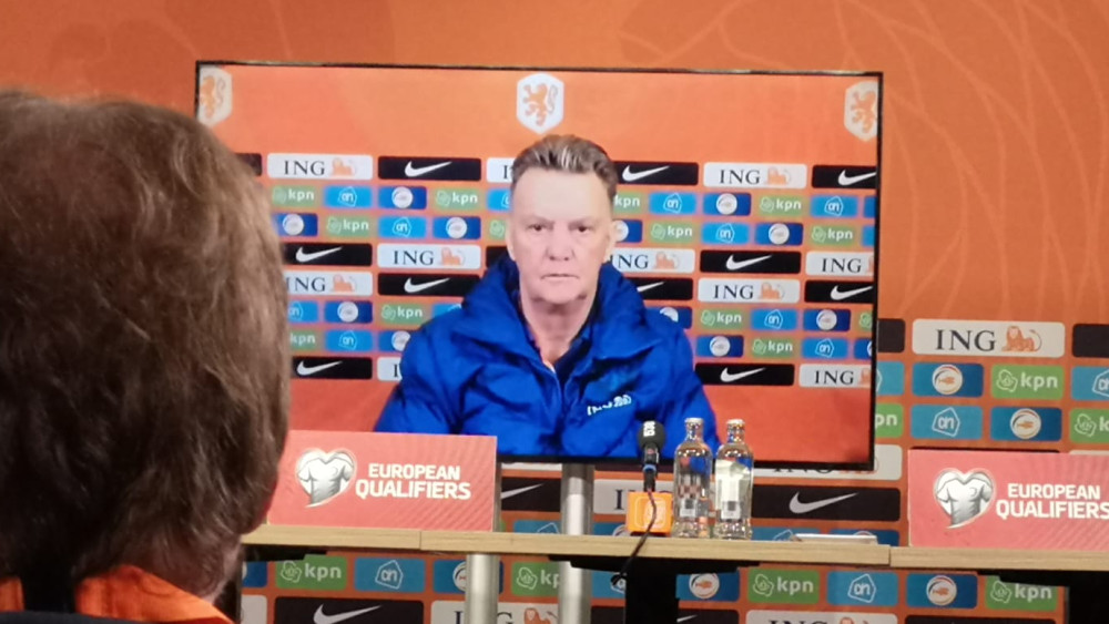 Louis van Gaal op het scherm na Nederland-Noorwegen