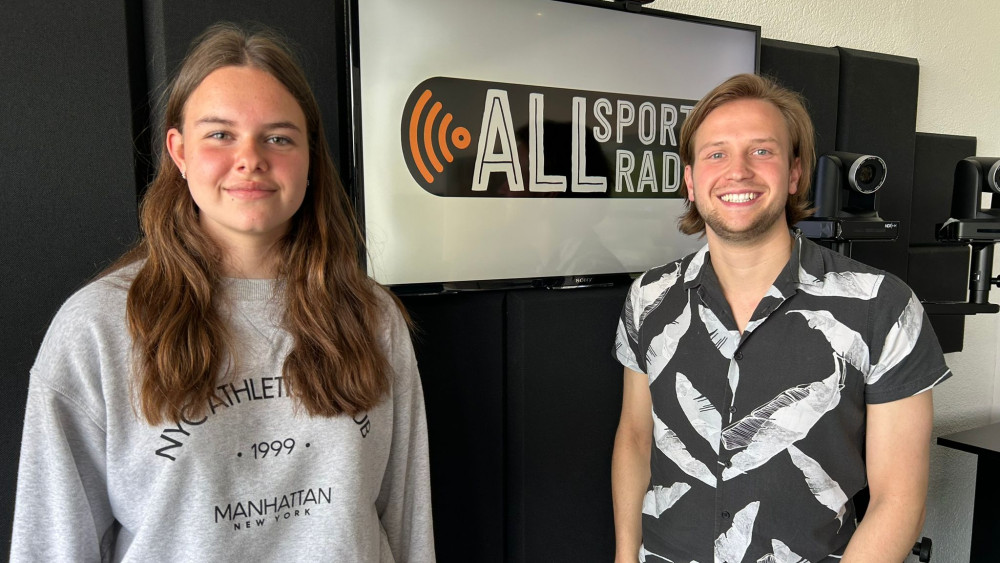 Johanneke Robbertsen met Daan in de studio Talentboek Talent van de Maand