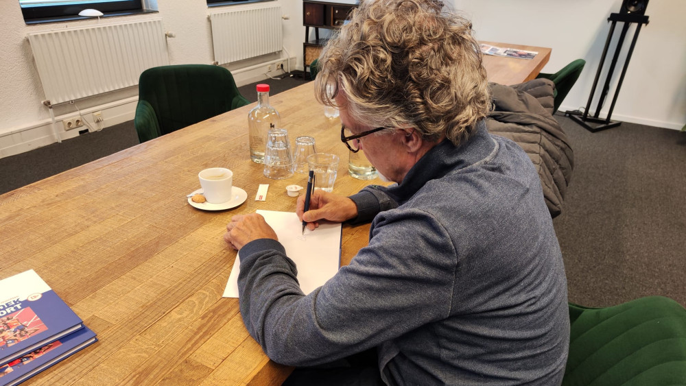 Charles van Commenée signeert boek