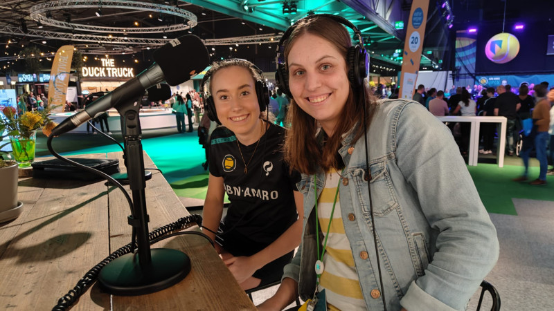 Esra Akinci en Hanneke Lodewijks in de studio tijdens ASR LIVE! op ABN AMRO Open