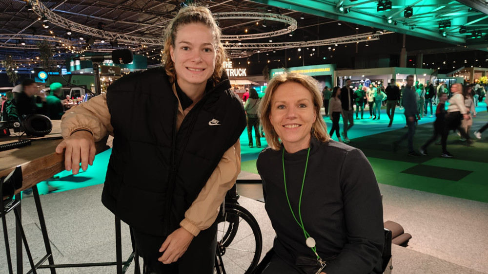 Esther Vergeer en Diede de Groot in de studio tijdens ASR LIVE! op ABN AMRO Open