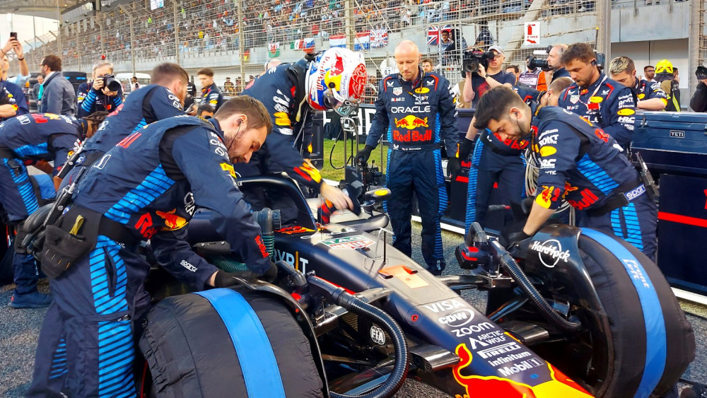 GP Bahrein 2024 Max Verstappen op de grid Foto: Ronald Vording