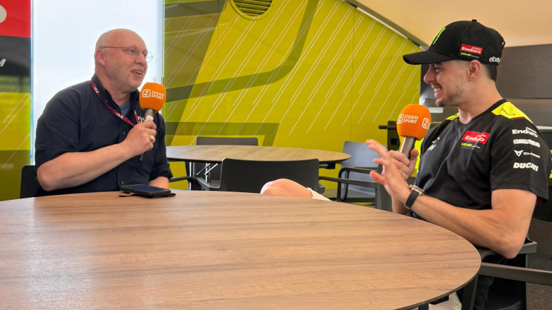 Frank Weeink tijdens GP Frankrijk 2024 in gesprek met Fabio Di Giannantonio