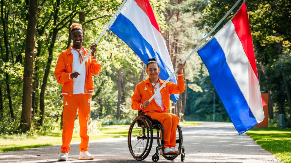 Vlaggendragers TeamNL Paralympische Spelen 2024 Parijs Daniel Abraham Gebru en Carina de Rooij Foto: TeamNL