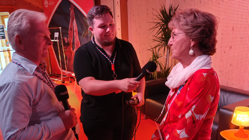 290824 Uniek Sporten Vandaag Nike en Robert praten met Prinses Margriet