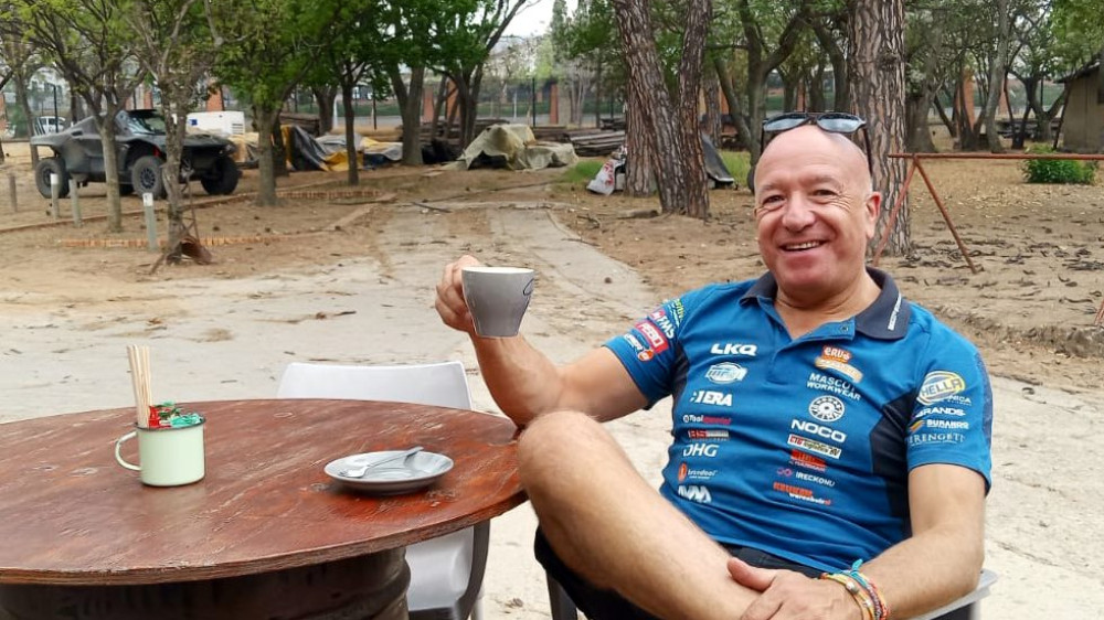 Tim Coronel aan de koffie in Afrika