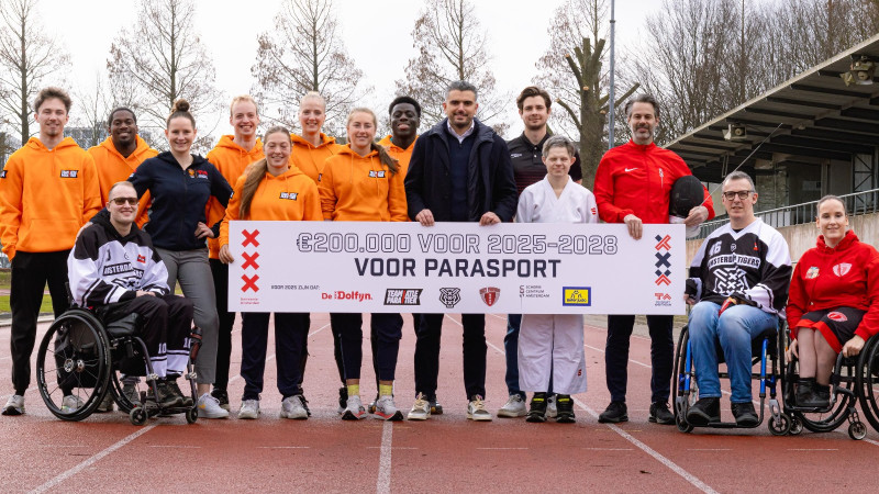 Cheque meer geld naar paratopsport in Amsterdam Foto: Fleur Schouten
