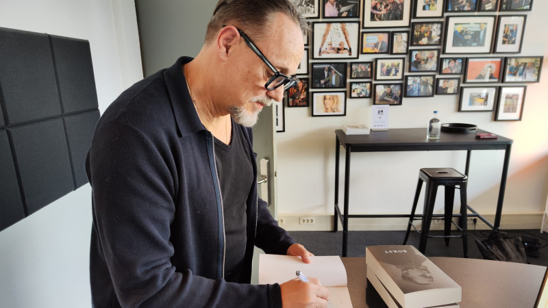 Hugo Borst signeert boek