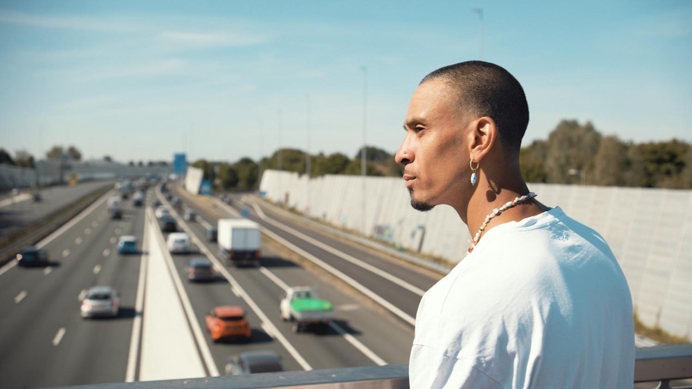 Worthy de Jong kijkt zwoel over de A10 Foto: Topsport Amsterdam