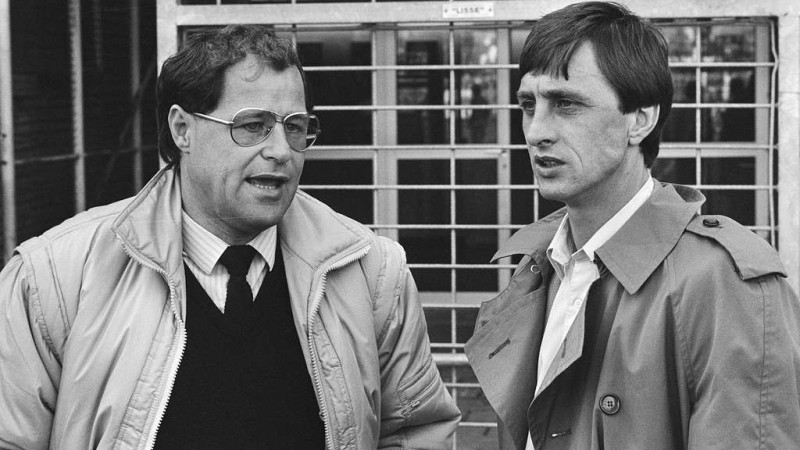 Rinus Israël in gesprek met Johan Cruyff Foto: Nationaal Archief