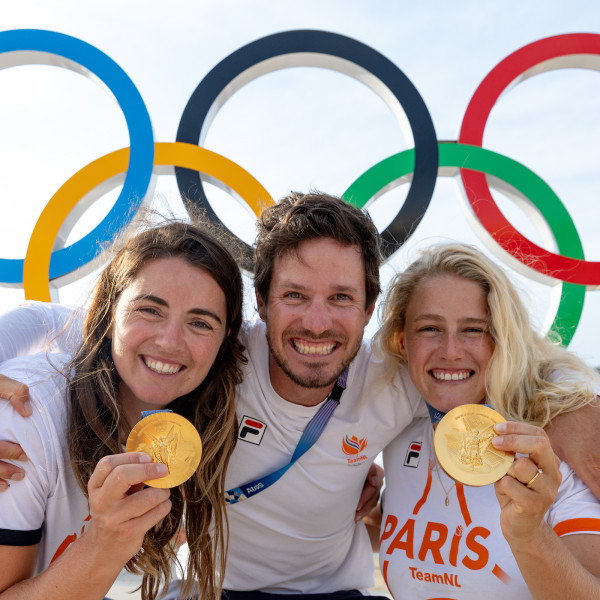 Annette Duetz en Odile van Aanholt met goud Foto: World Sailing / Sander van der Borch