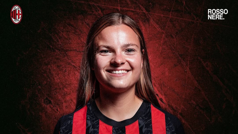 Kayleigh van Dooren in AC Milan shirt