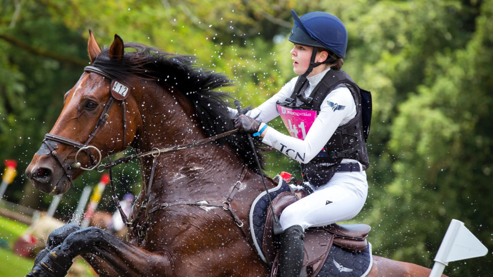 Sophie van Weening op paardje in Maarsbergen RECHTENVRIJ!
