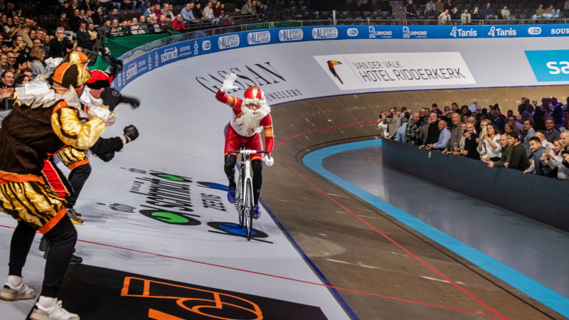 Leo Alkemade als Sinterklaas tijdens WielerZesdaagse Rotterdam 2025 Foto: Stephan Tellier