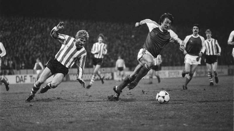 Ben Wijnstekers in duel met Thoresen van PSV Foto: Nationaal Archief