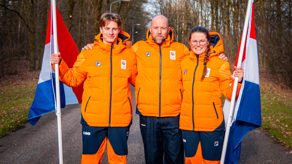 Carl Verheijen met de vlaggendragers Foto: TeamNL