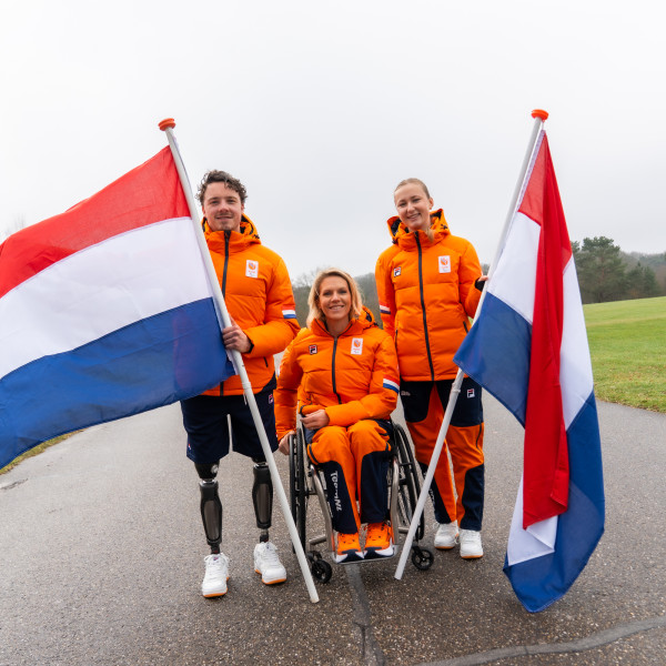 Vlaggendragers TeamNL Paralympics Cortina 26 Foto: TeamNL