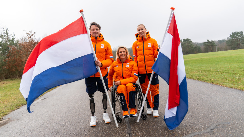 Vlaggendragers TeamNL Paralympics Cortina 26 Foto: TeamNL