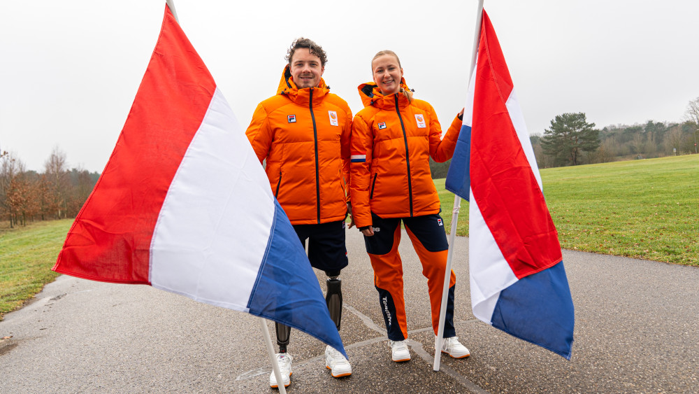 Vlaggendragers TeamNL Paralympics Cortina 26 zonder Esther Foto: TeamNL