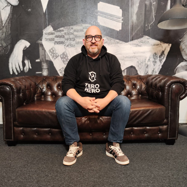 Martijn Buurman ZEROHERO op de bank