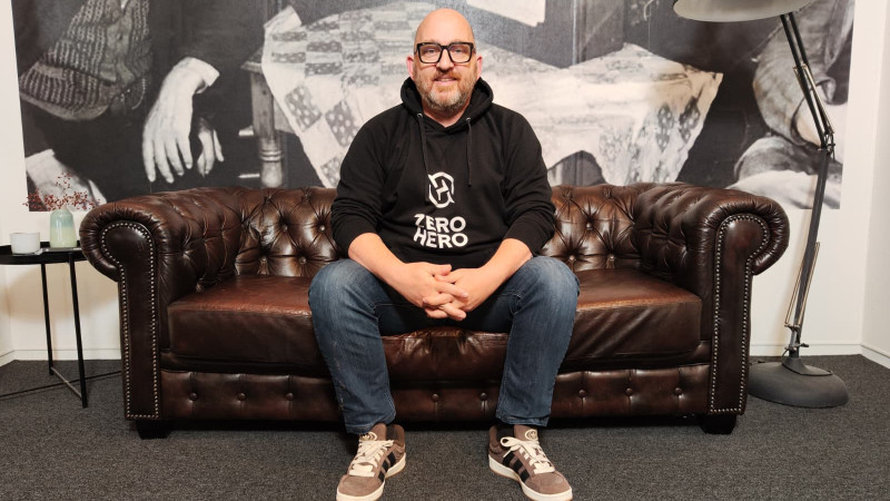 Martijn Buurman ZEROHERO op de bank