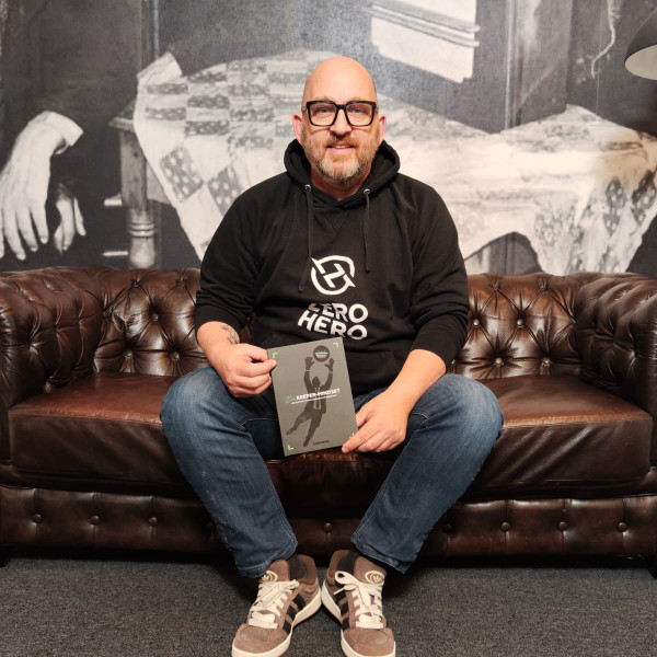 Martijn Buurman ZEROHERO op de bank met boek