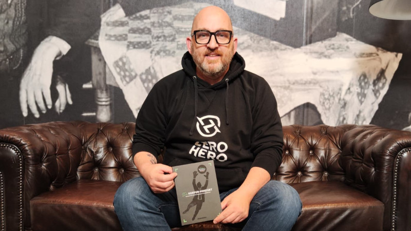 Martijn Buurman ZEROHERO op de bank met boek