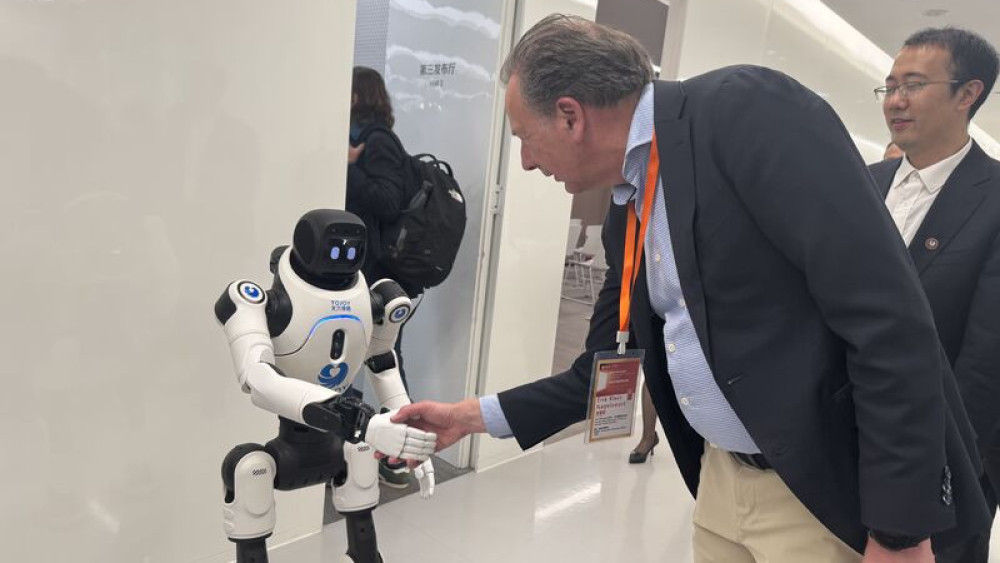 Erik Klein Nagelvoort schudt hand van robot