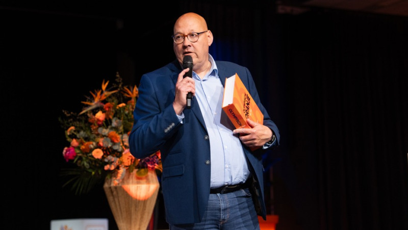 Jacob Bergsma bij boekpresentatie Olympisch Oranje tijdens ALV NOC*NSF Foto: NOC*NSF