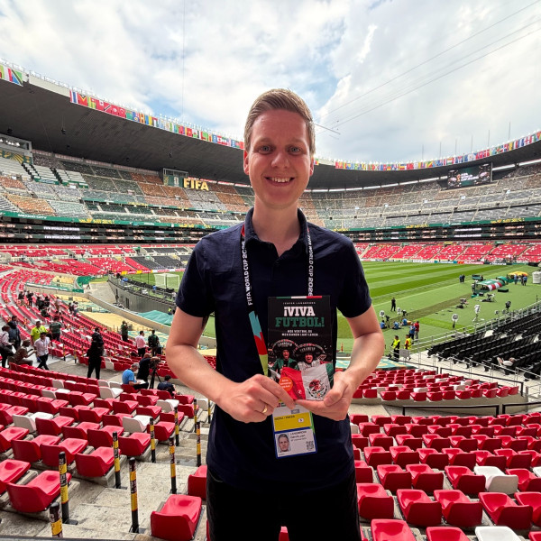 Jesper Langbroek met boek in Azetekenstadion