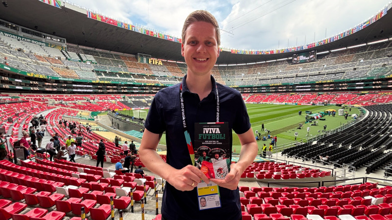Jesper Langbroek met boek in Azetekenstadion