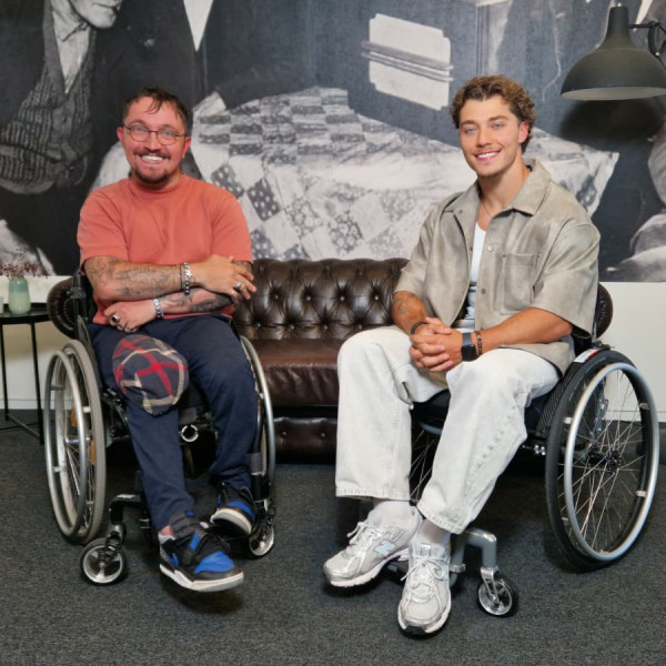 Rowan en Mycha Kilian bij de bank