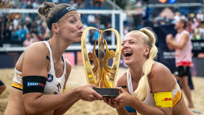 Katja Stam en Raïsa Schoon met de Europese titel Beachvolleybal Foto: CEV