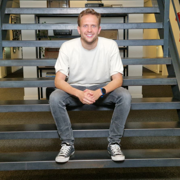 Daan Prins op de trap